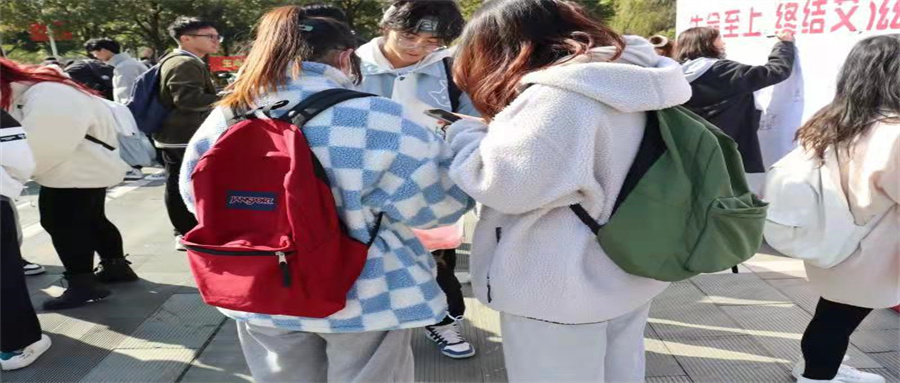 世界艾滋病日的志愿者，正在为前来签名的学生们讲解艾滋病的有关知识和宣传对于艾滋病人的平等意识，口口相传，才能广为流传。.jpg