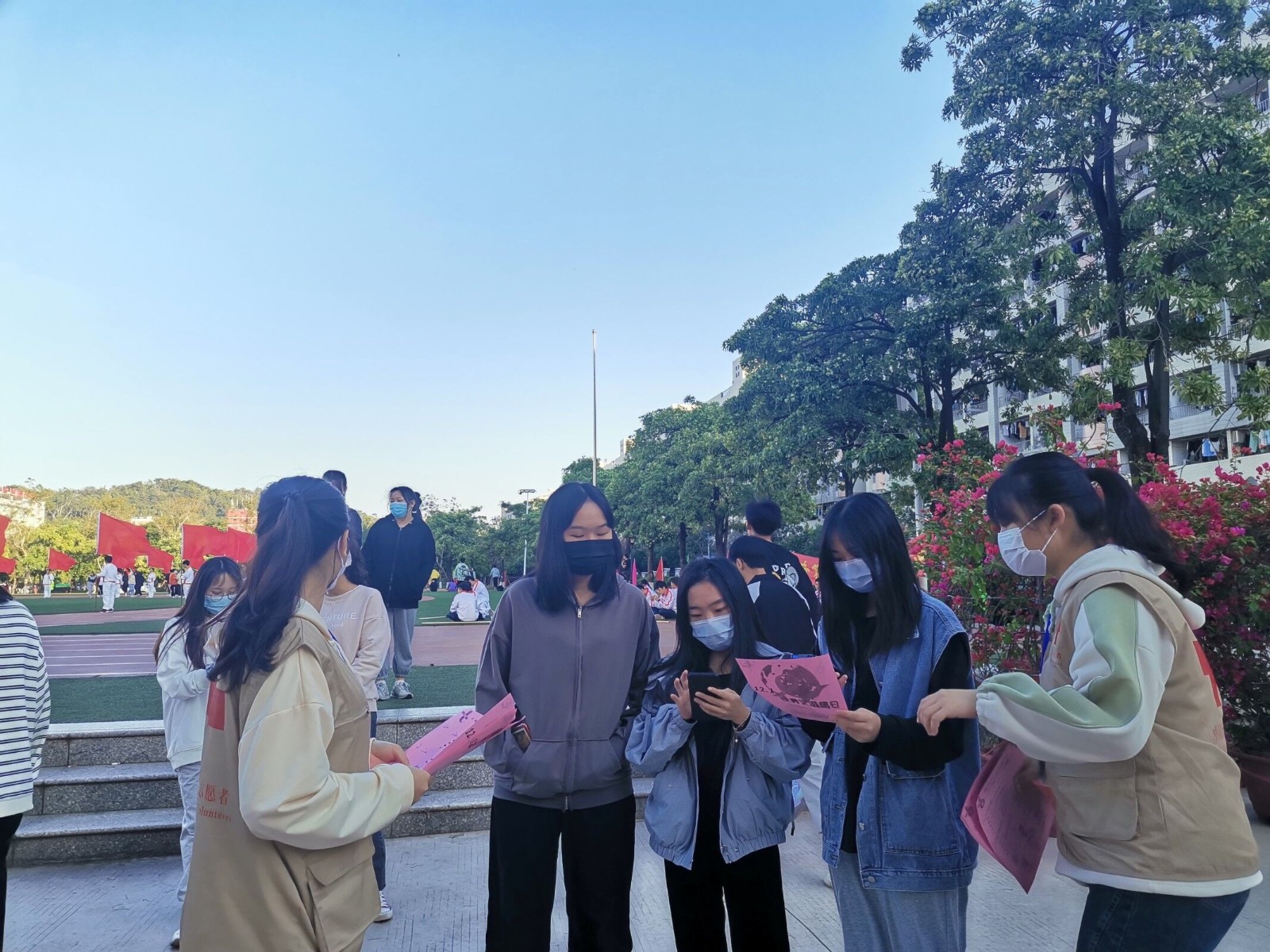 志愿者在宣传活动3.jpg